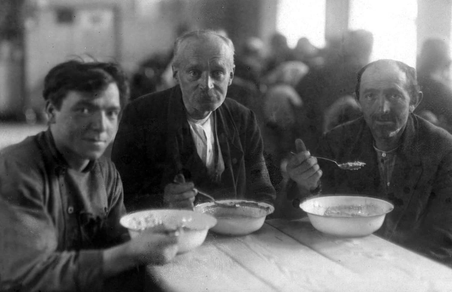 Mannen aan de maaltijd in het Oud Buitengasthuis van Hulp voor Onbehuisden, 1925