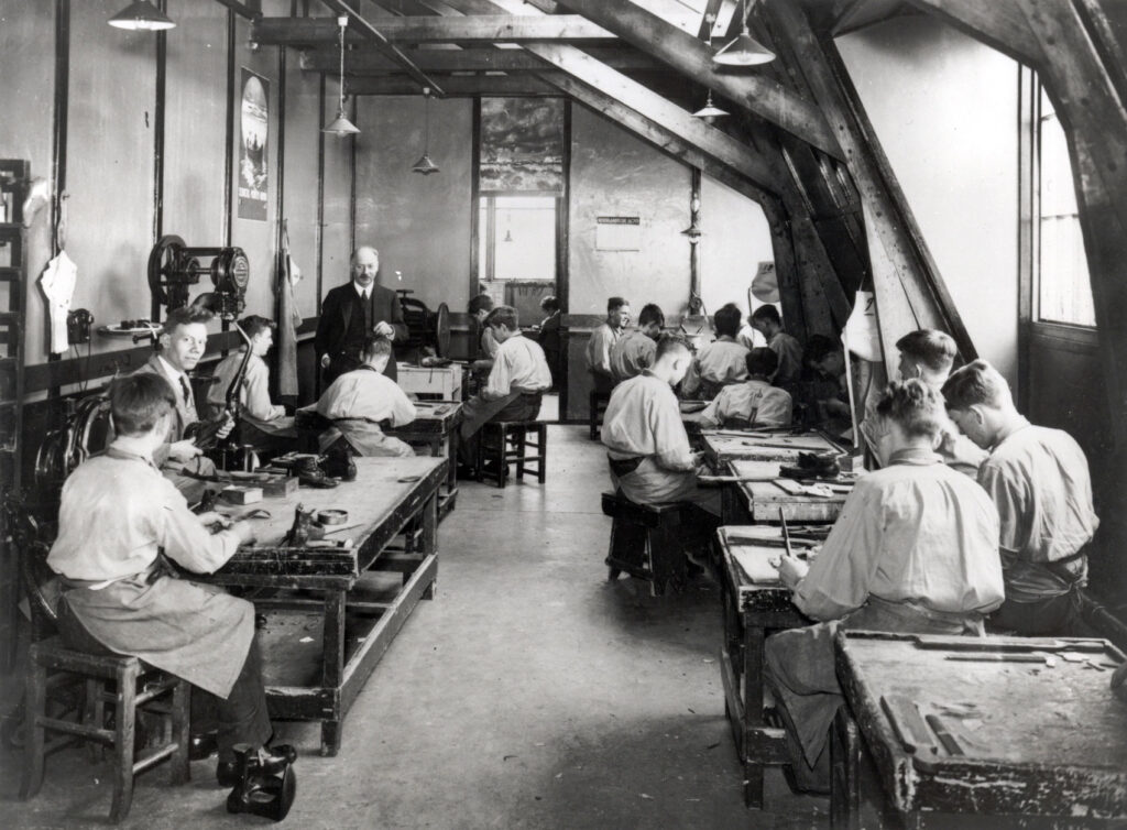 De schoenmakerij van het Observatiehuis in 1939, staand directeur J. van der Zijl