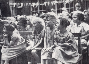Kinderen van het internaat van HvO aan de Stadhouderskade in de zomer van 1940