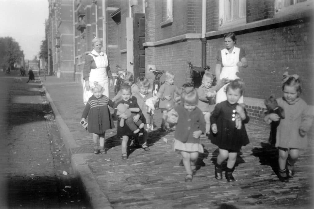 Kinderen en leidsters van HvO in de Roggeveenstraat, september 1940
