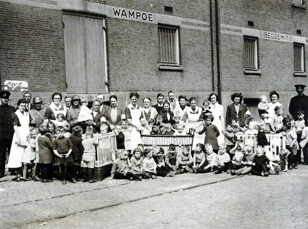 Vrouwen en kinderen van de Roggeveenstraat maken in 1940 gebruik van schuilkelders tegenover, in de pakhuizen (Wampoe, Begoemit) aan de Van Diemenstraat