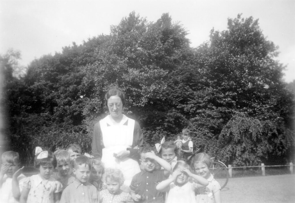 Zuster en kinderen van Hulp voor Onbehuisden in het Westerpark, juli 1940