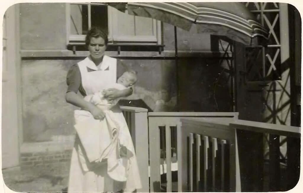 Zuster met baby bij Hulp voor Onbehuisden, 1941