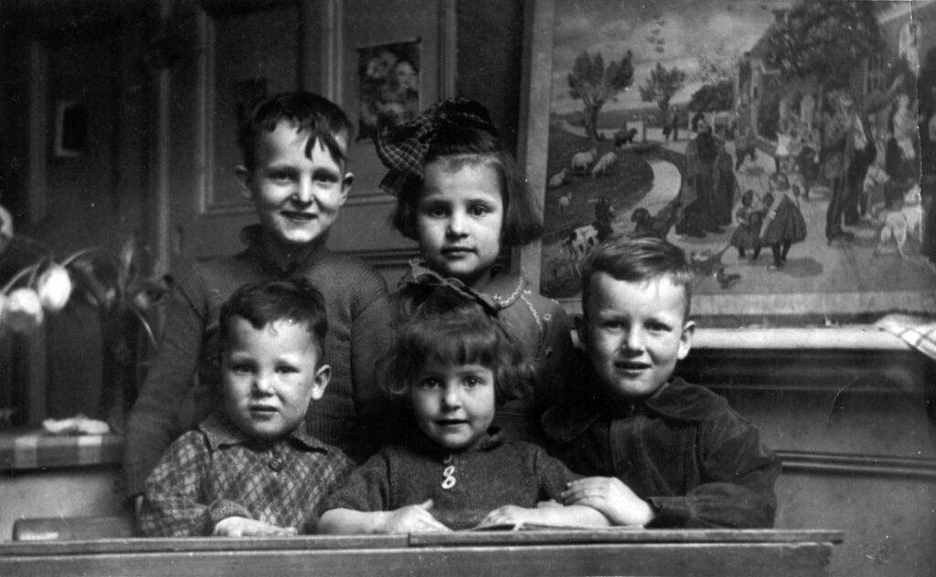 Kinderen van Hulp voor Onbehuisden in de Hudsonschool aan de Roggeveenstraat in 1943