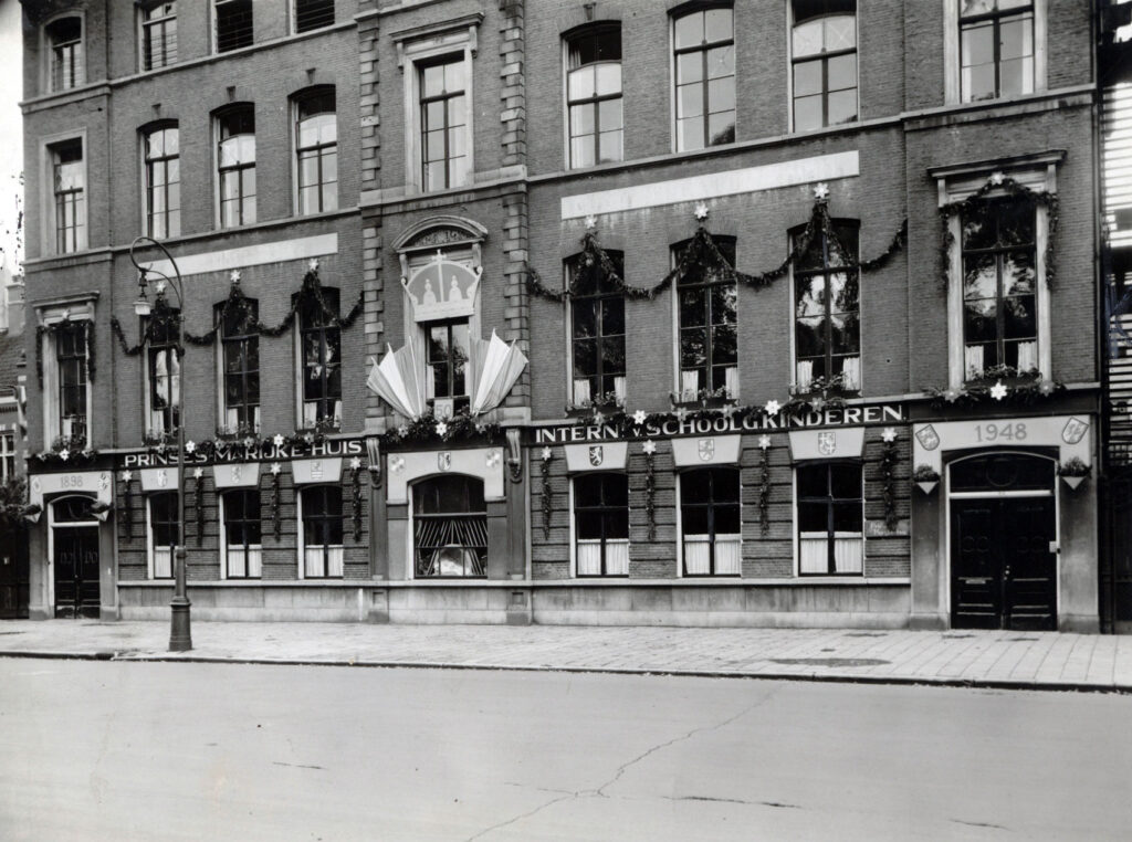 Het Prinses Marijkehuis van Hulp voor Onbehuisden aan de Stadhouderskade in feesttooi vanwege de kroning van Juliana in 1948
