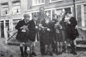 Schooljongens van het Marijkehuis brengen in 1949 het Begeijnhof in kaart