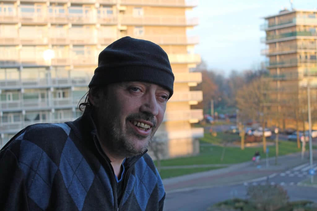 Lucien Witteveen op zijn balkon in Amsterdam Noord