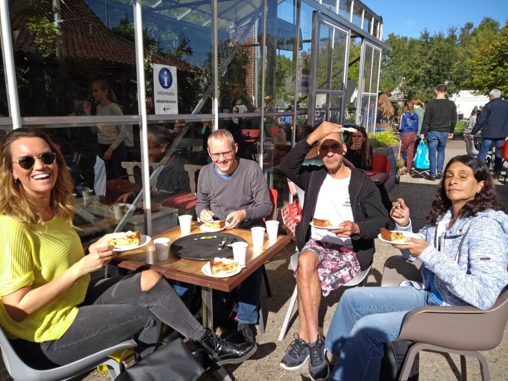Bewoners en begeleiders van BW Oosterpark aan de appeltaart