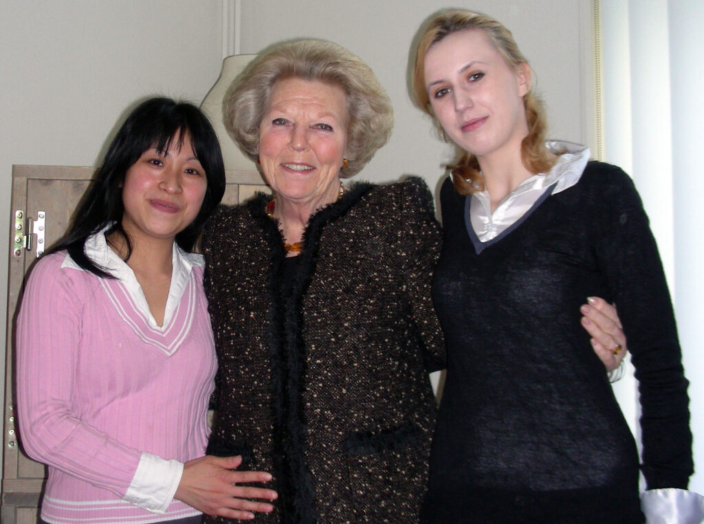Koningin Beatrix bezoekt het Amsterdams Coördinatiepunt Mensenhandel