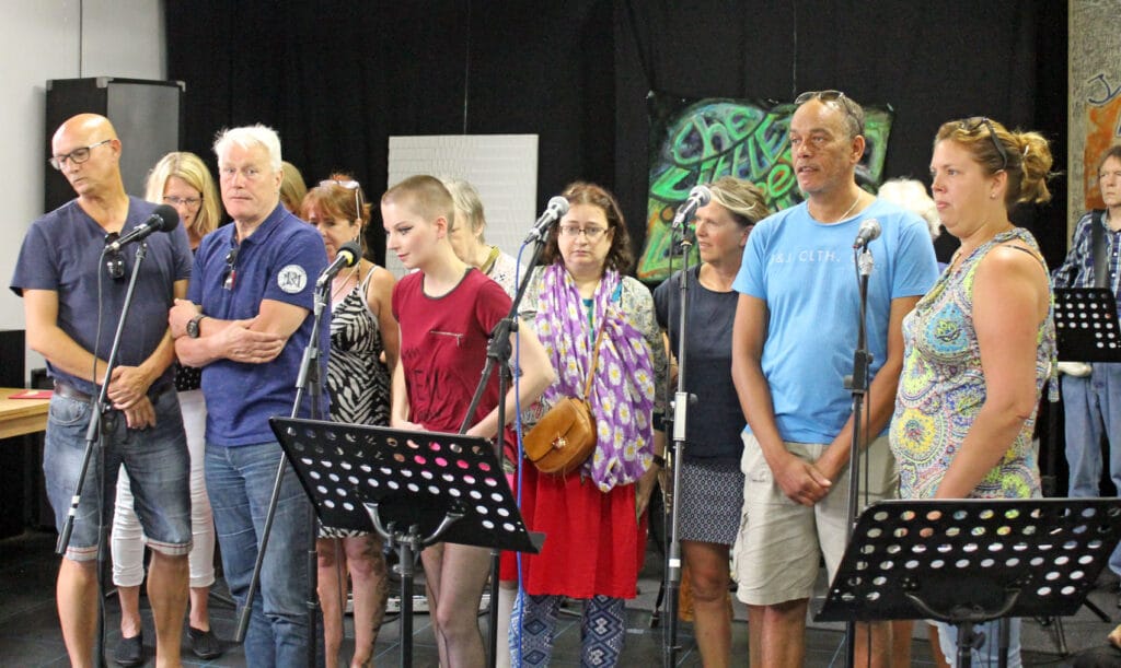 Het koor van KWIK oefent op 9 juli in de studio van Stichting Eiwerk