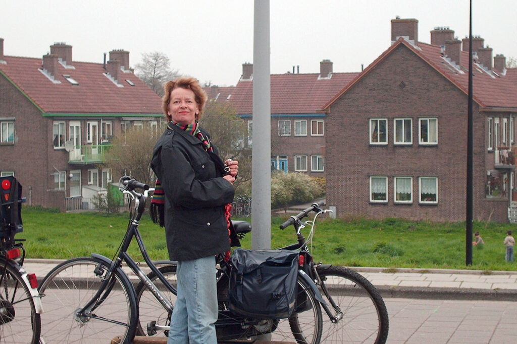 Mieke op de fiets in 2006