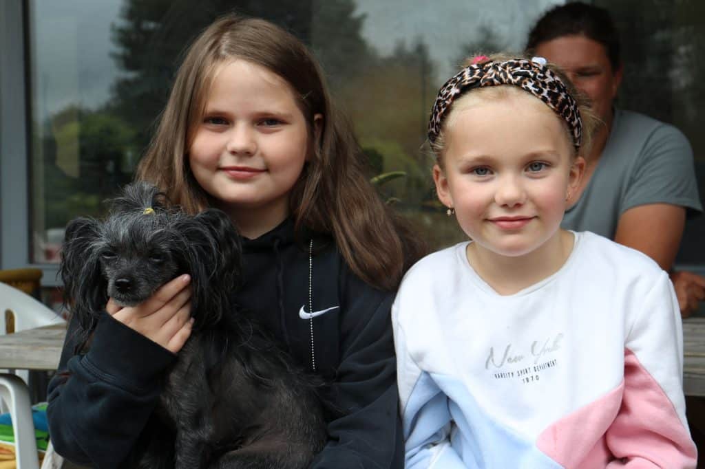 Opvang Cruquius: twee meisjes uit Oekraïne en hun hondje
