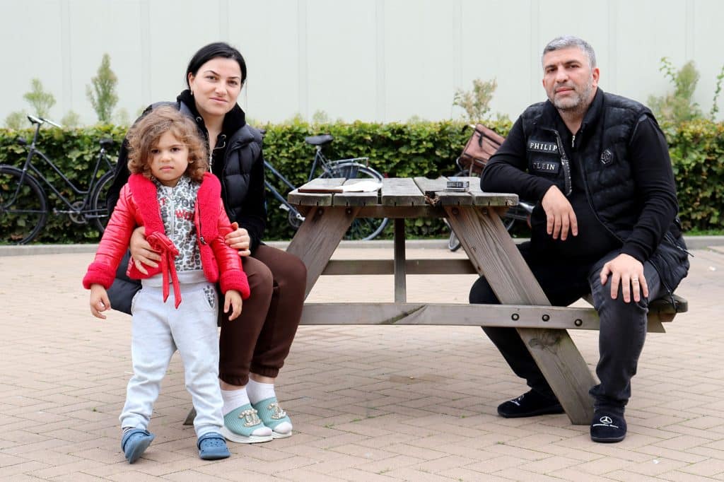 Een gezin uit Oekraïne bij de opvang inde Haarlemmermeer