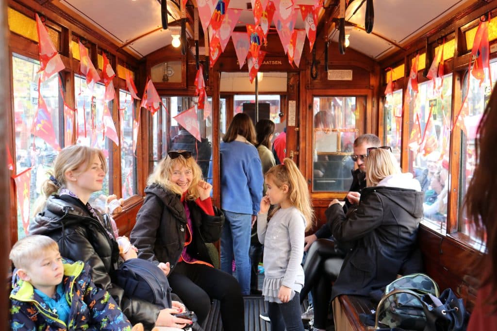 Intocht Sinterklaas, gezellig in de tram