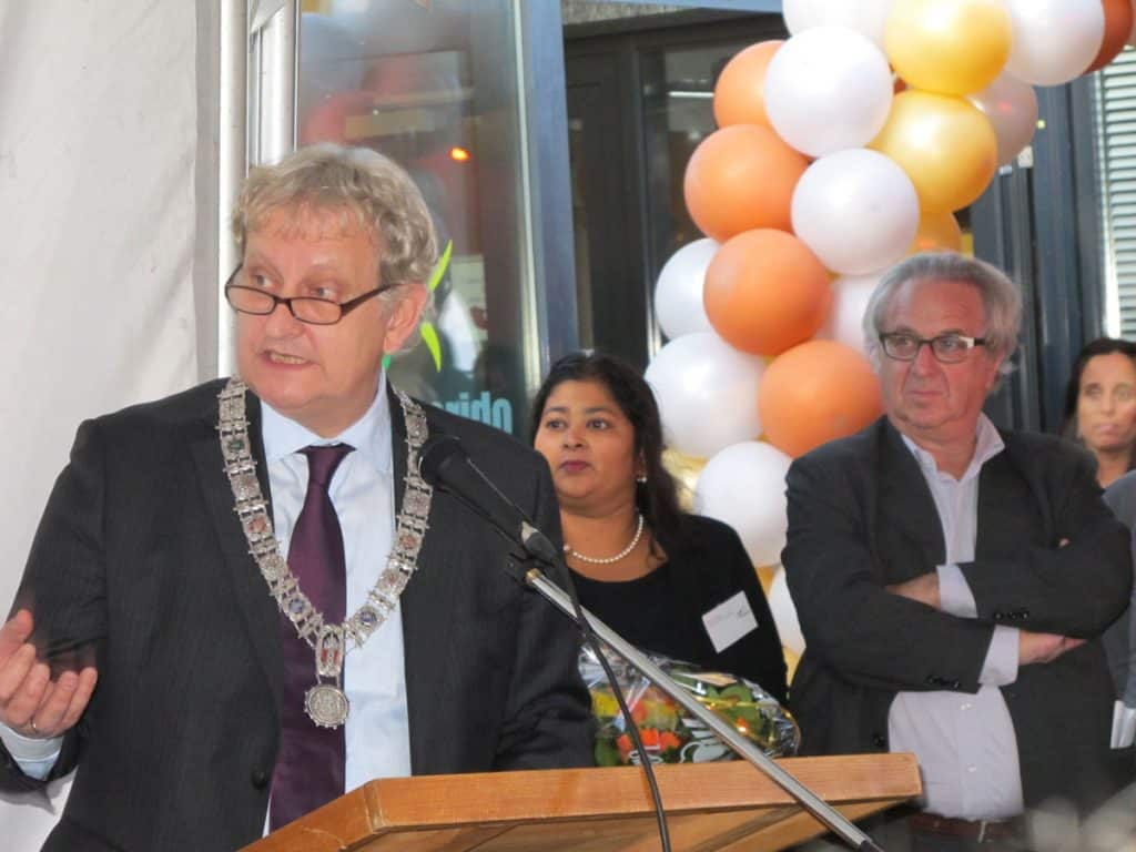 Burgemeester Van der Laan spreekt bij de opening van de Poeldijkstraat