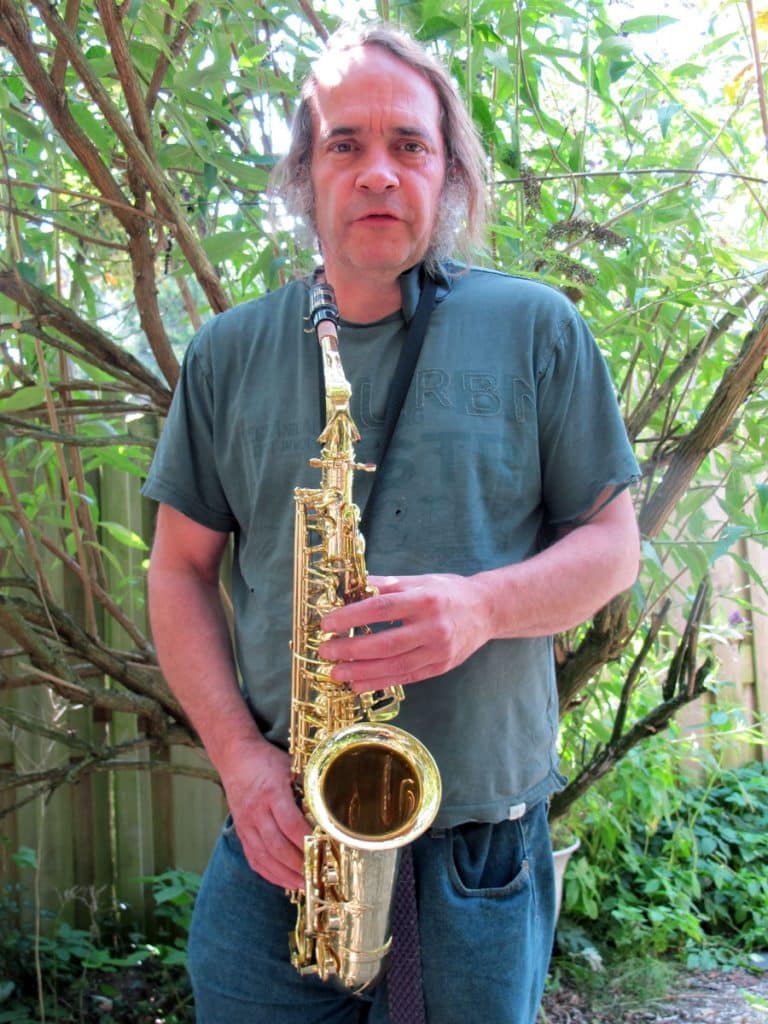 Paul Groenenboom met zijn saxofoon. Hij probeert een beetje als Sonny Rollins te spelen.
