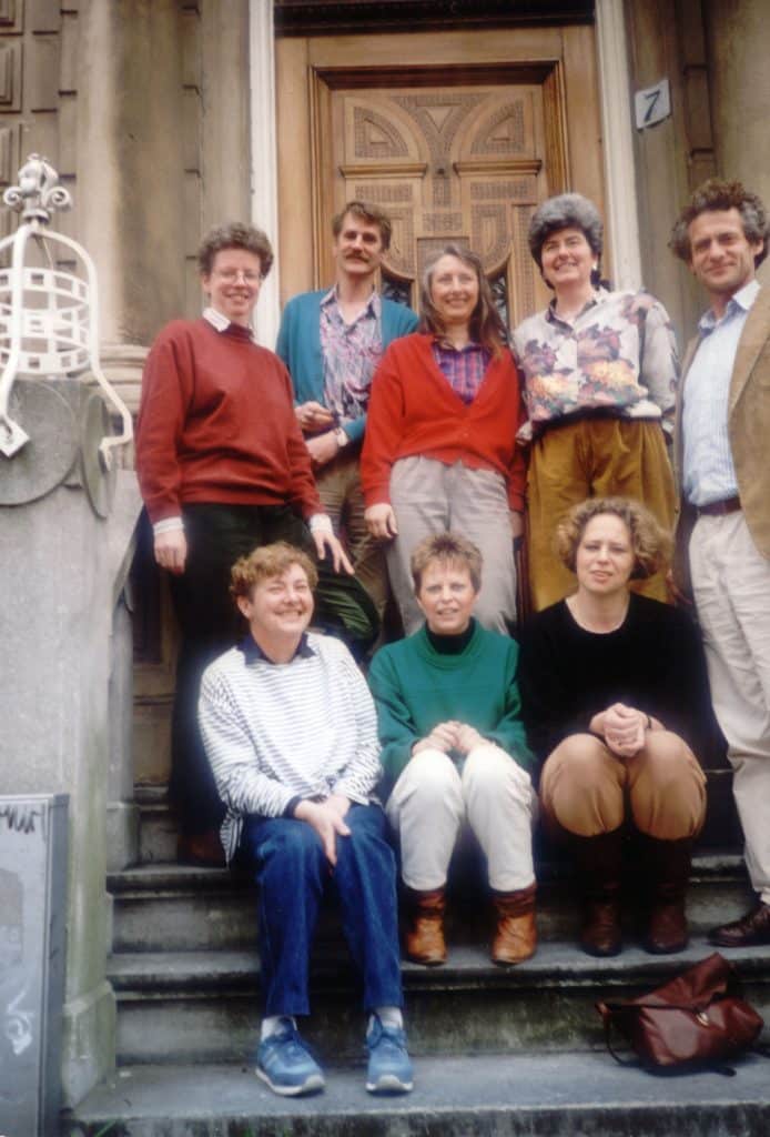Conny met collega's van de voogdijafdeling van HVO voor het kantoor aan de Sarphatistraat 7, jaren '80