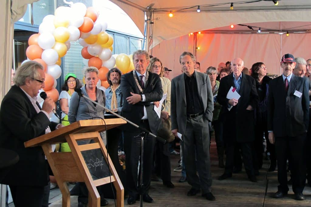 Conny met Jaap Fransman, Eberhard van der laan en vele anderen tijdens de opening van de Poeldijkstraat, 2011