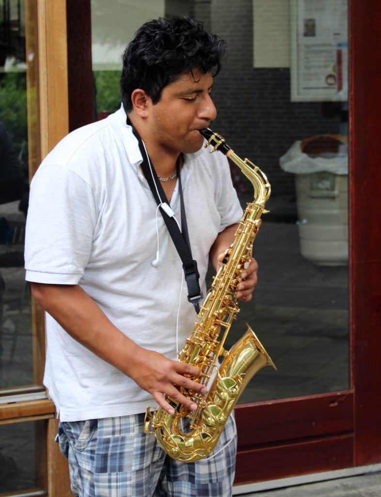 Bewoner van BW Diemen speelt saxofoon voor de buurt