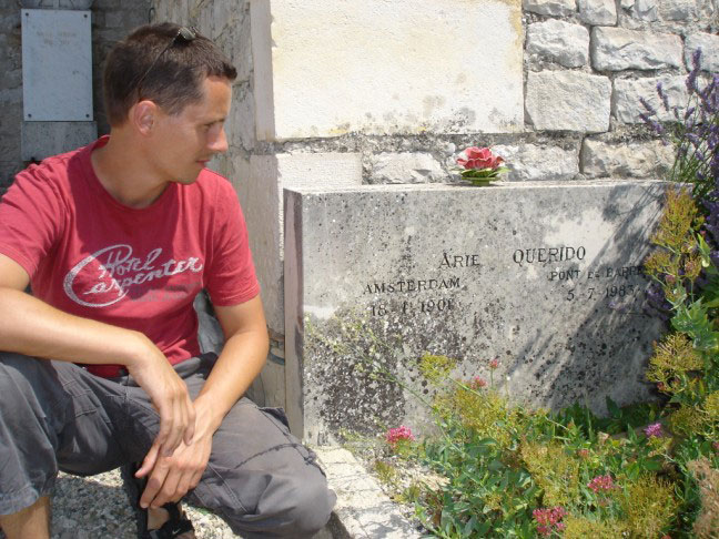 Bart bij de grafsteen van onze Arie Querido in Pont de Barret