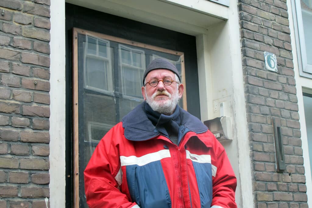 Fred Linnenbank in 2011 voor de deur bij het voormalige Walenburg