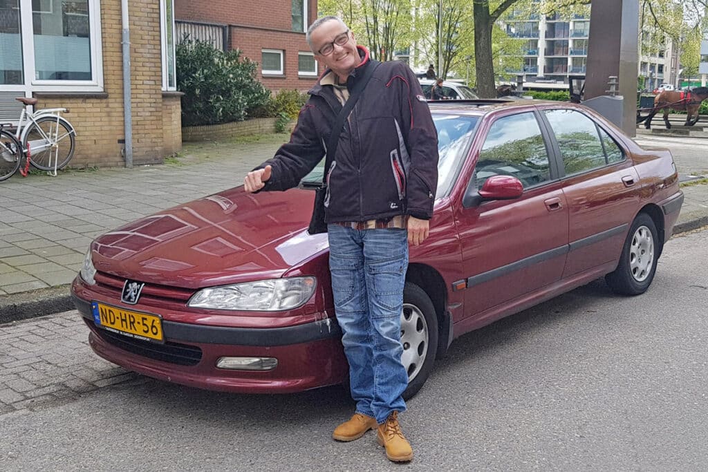 Voormalig bewoner Ruud kwam langs bij De Vaart om zijn begeleider Safoan persoonlijk te bedanken en om even zijn auto te laten zien.