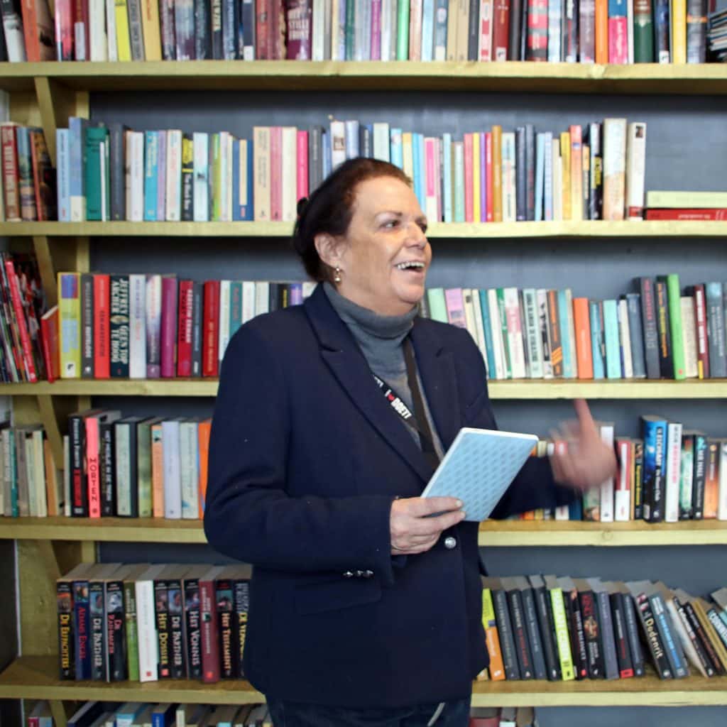 Yvonne de Kruyff voor de boekenkast bij Centrum Robert Koch
