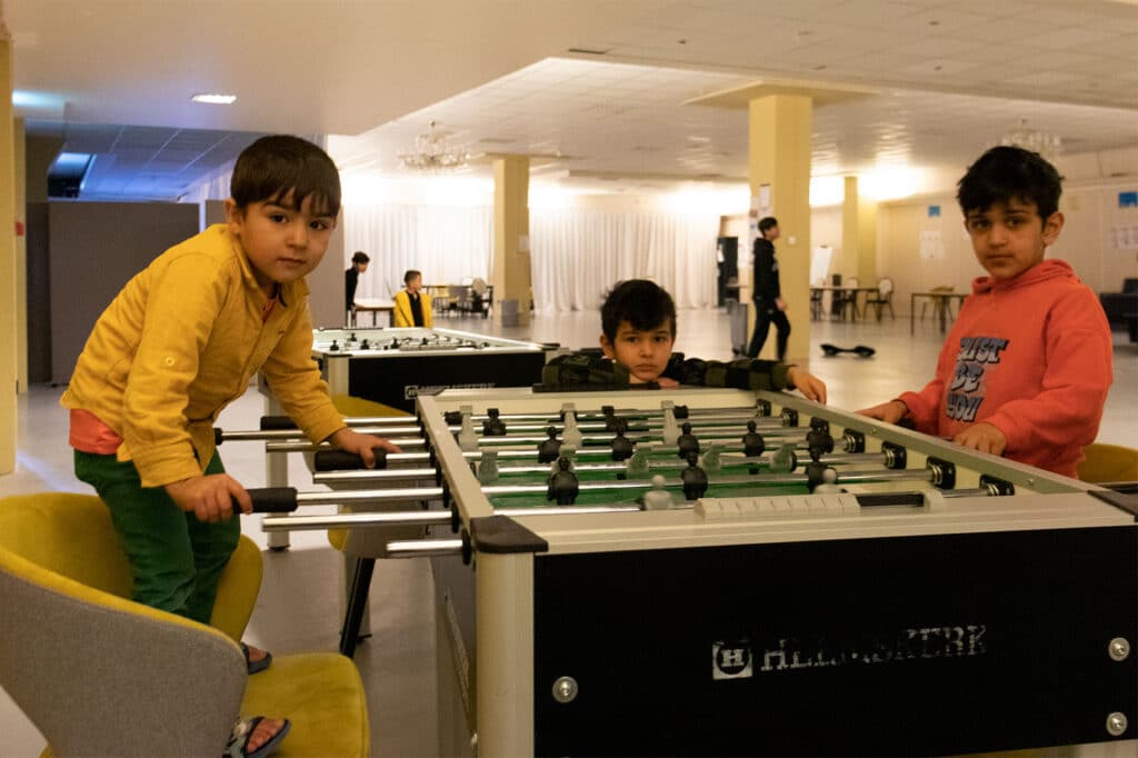 Jongens spelen in de noodopvang voor vluchtelingen aan de A4