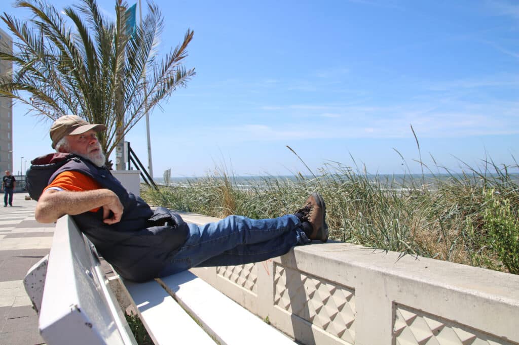 Inspiratie krijgen voor een zomerblog op een bankje in Zandvoort
