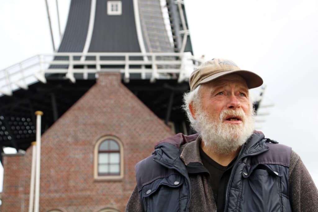 Rob Hoogstraten bij een molen in Haarlem