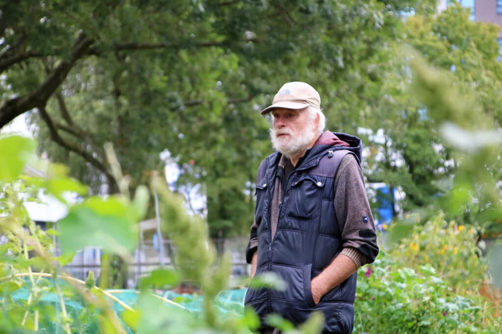 Rob Hoogstraten in de tuin van Ecosol