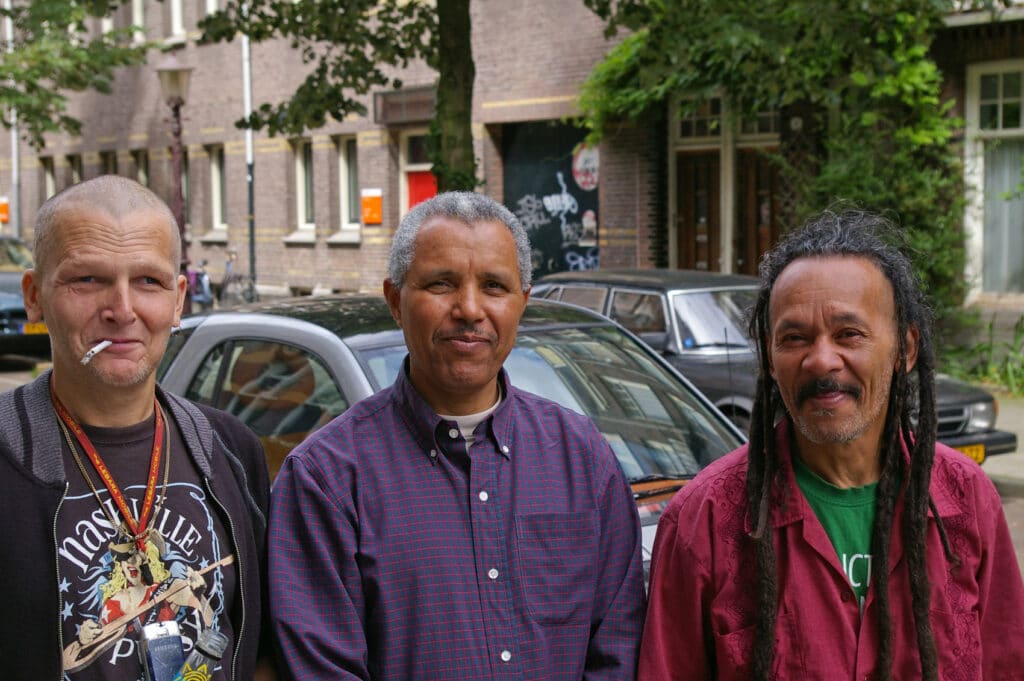 Mohamed in de Tolstraat met bewoners van het Klokhuis