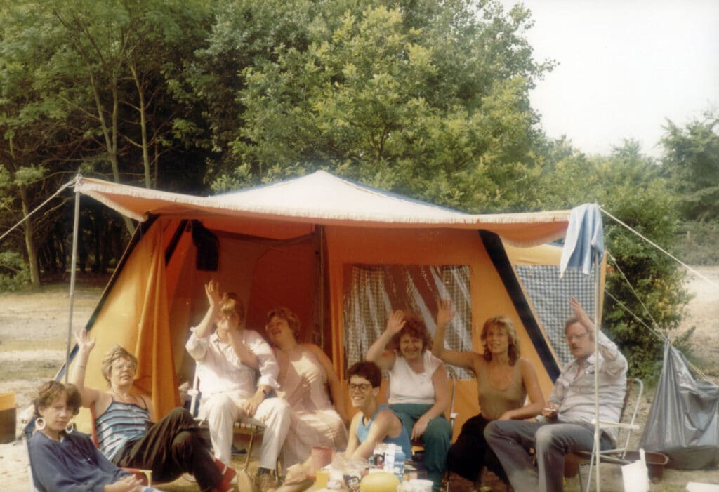 Gregor op vakantie met bewoners van het Judith van Swethuis, 1984