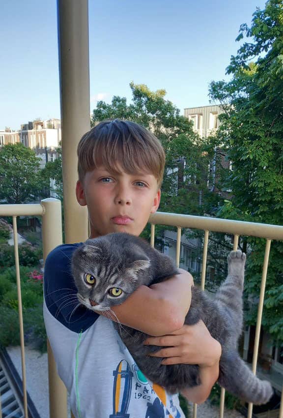 Zoon Bogdan met de kat