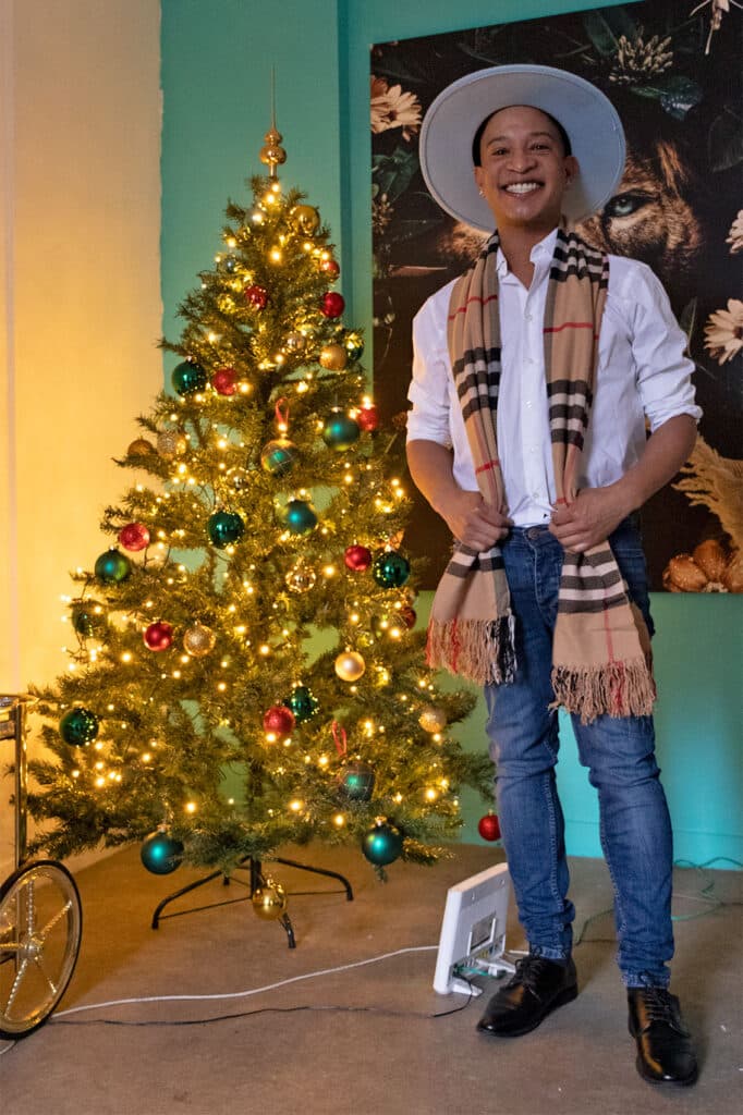 Jordy bij zijn kerstboom
