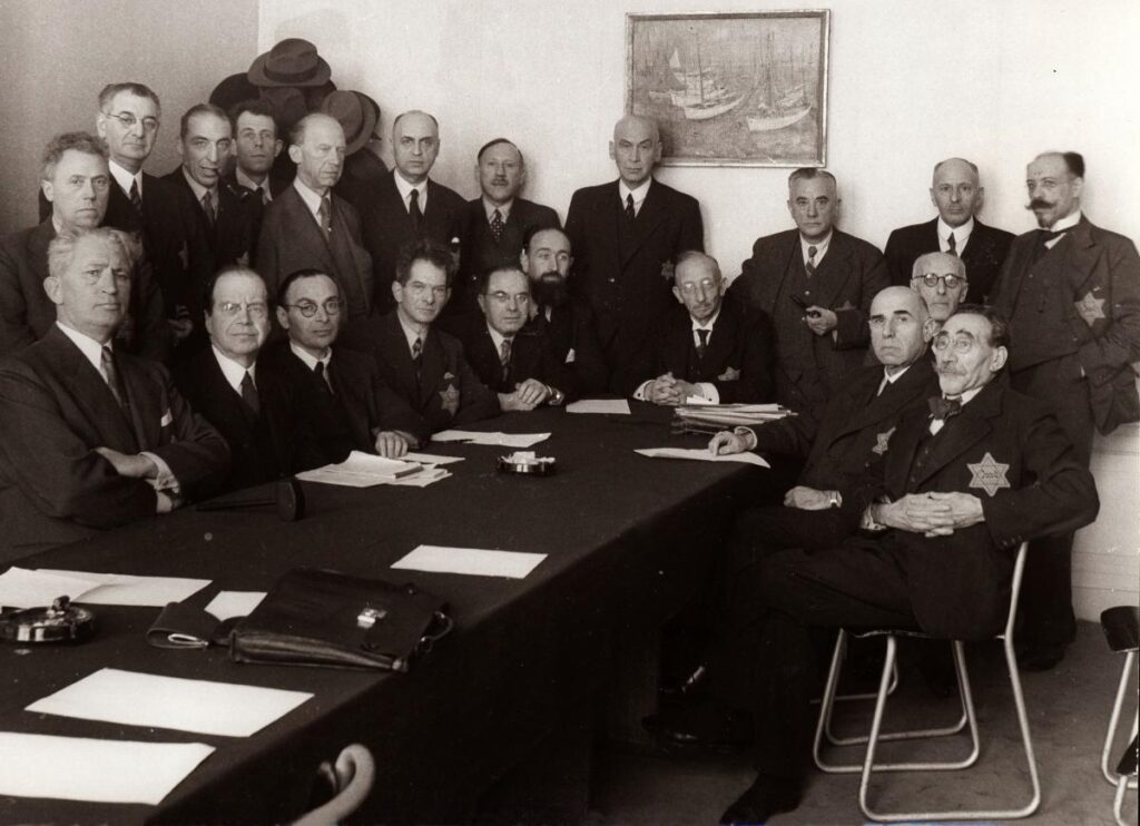 De Joodse Raad voor Amsterdam, met rechts vooraan, zittend met zijn handen over elkaar A. J. Mendes da Costa