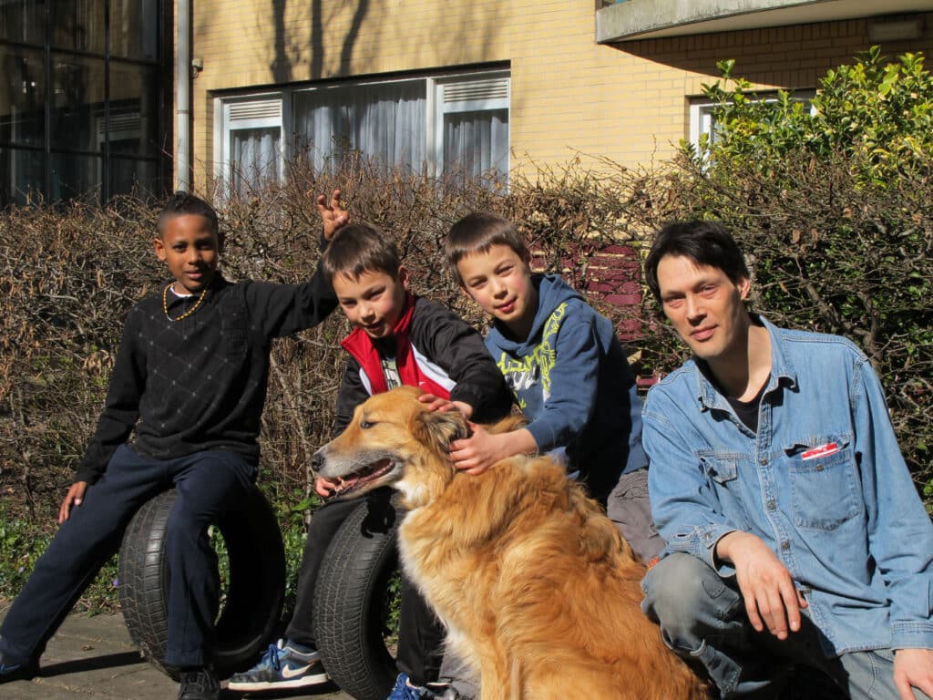 Erik Blom met zijn zonen (midden), een vriendje van de zonen en zijn hond