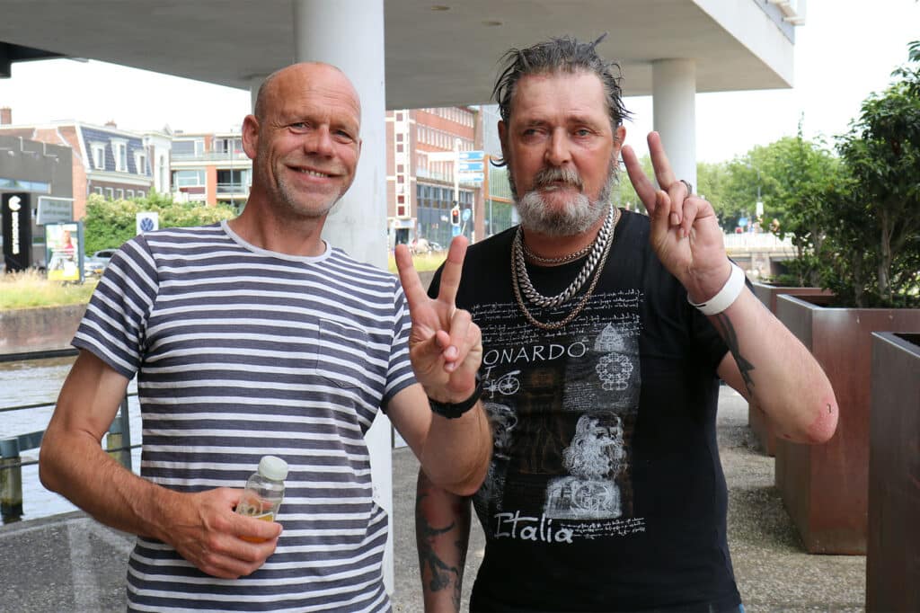 Afscheid in Haarlem, Xander Tak met een bewoner bij de Wilhelminastraat