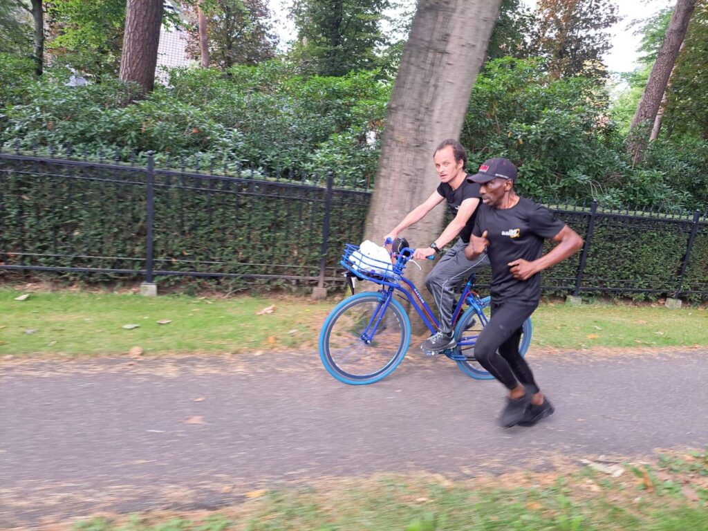 Een loper en begeleidende fietser in actie